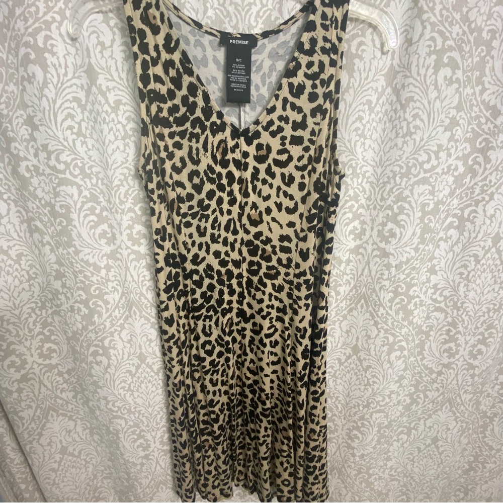 Leopard print sleeveless flowy dress